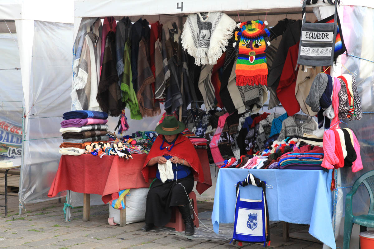 Markt bij oudste kerk van Ecuador